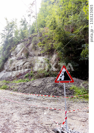 Warning sign: Caution - Falling Rocks 138323065