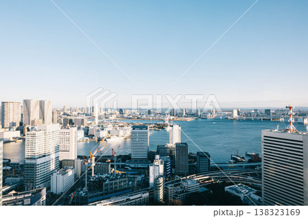 東京湾と高層ビル群が広がる湾岸エリアの都市風景 東京湾と高層ビル群が広がる湾岸エリアの都市風景 138323169