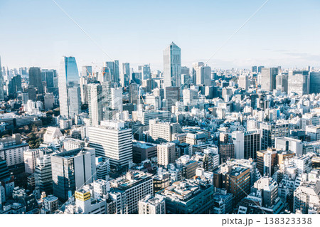 高層ビルが立ち並ぶ東京の都会的なスカイライン 高層ビルが立ち並ぶ東京の都会的なスカイライン 138323338