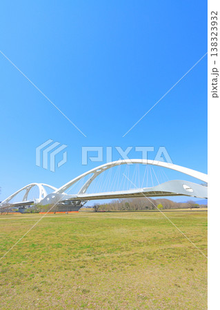 愛知県豊田市、矢作川に架かる豊田大橋の風景 138323932