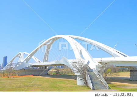 愛知県豊田市、矢作川に架かる豊田大橋の風景 愛知県豊田市、矢作川に架かる豊田大橋の風景 138323935