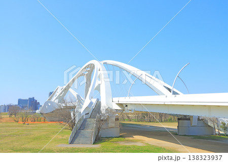 愛知県豊田市、矢作川に架かる豊田大橋の風景 愛知県豊田市、矢作川に架かる豊田大橋の風景 138323937