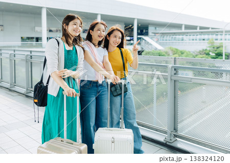 海外旅行へ出掛ける空港の女性3人組　「撮影協力：関西国際空港（KIX）」 138324120