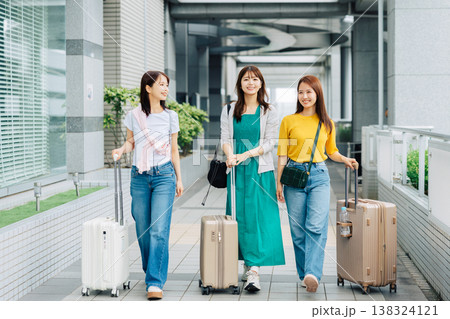 海外旅行へ出掛ける空港の女性3人組　「撮影協力：関西国際空港（KIX）」 138324121