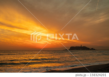 海・江の島の夕景 138324201