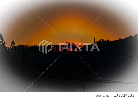 山陰に夕陽が沈んで太陽の光環ができた 山陰に夕陽が沈んで太陽の光環ができた 138324233