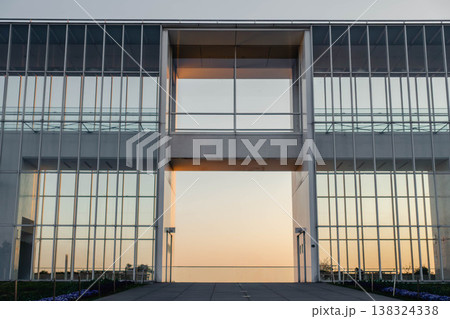 夕焼けに染まる葛西臨海公園クリスタルビューのシンメトリー建築 夕焼けに染まる葛西臨海公園クリスタルビューのシンメトリー建築 138324338