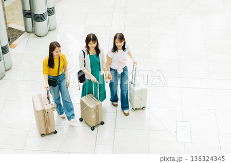 旅に出る空港の女性3人組 「撮影協力:関西国際空港(KIX)」 旅に出る空港の女性3人組 「撮影協力:関西国際空港(KIX)」 138324345