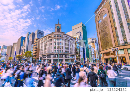 日本の東京都市景観3月28日。インバウンド続く…外国人観光客らで賑わう銀座。青信号=ホコ天実施日 日本の東京都市景観3月28日。インバウンド続く…外国人観光客らで賑わう銀座。青信号=ホコ天実施日 138324382