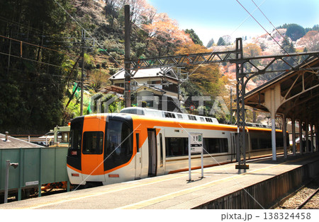 桜の名所吉野山の近鉄吉野駅 桜の名所吉野山の近鉄吉野駅 138324458