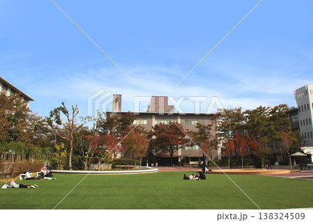 立命館大学衣笠キャンパスの芝生でくつろぐ学生 立命館大学衣笠キャンパスの芝生でくつろぐ学生 138324509