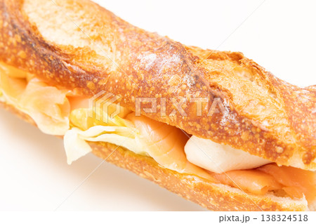 おいしいフランスパンのスモークサーモンサンド 138324518