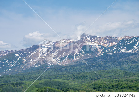 雪が残る初夏の火山の山頂　十勝岳 138324745