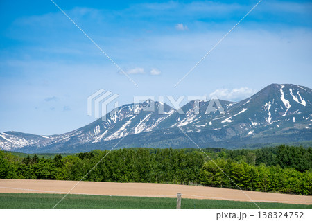 初夏の残雪の山並み　十勝岳連峰 138324752