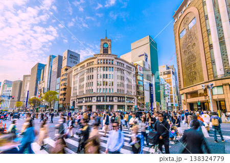 日本の東京都市景観3月28日。インバウンド続く…外国人観光客らで賑わう銀座。青信号＝ホコ天実施日 138324779