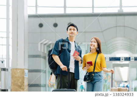 空港でパスポートを持つ男女カップル 「撮影協力:関西国際空港(KIX)」 空港でパスポートを持つ男女カップル 「撮影協力:関西国際空港(KIX)」 138324933