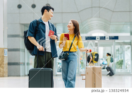 空港でパスポートを持つ男女カップル　「撮影協力：関西国際空港（KIX）」 138324934