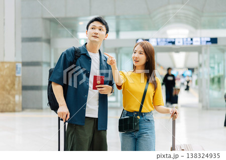 空港でパスポートを持つ男女カップル 「撮影協力:関西国際空港(KIX)」 空港でパスポートを持つ男女カップル 「撮影協力:関西国際空港(KIX)」 138324935