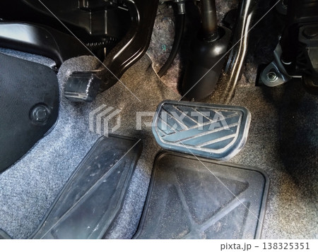 AT車のブレーキペダルと足踏み式サイドブレーキ 138325351