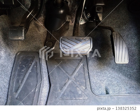 オートマ車のペダル 138325352