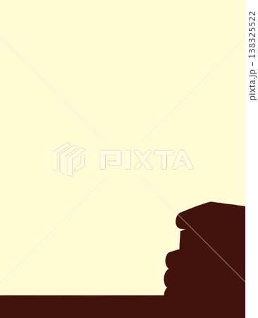 机の上の積み重なった本 138325522