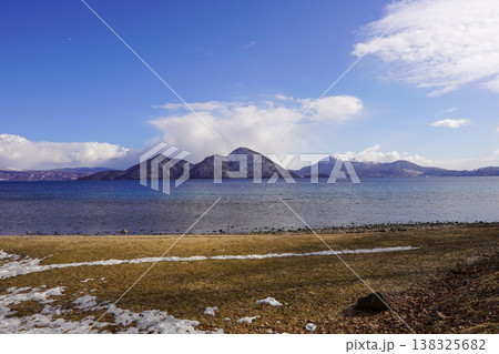 浮見堂付近から見る洞爺湖の中島と有珠山 138325682