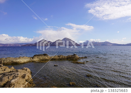 浮見堂付近から見る洞爺湖の中島と有珠山 138325683