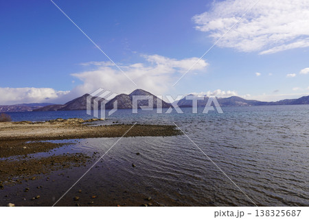 浮見堂付近から見る洞爺湖の中島と有珠山 浮見堂付近から見る洞爺湖の中島と有珠山 138325687