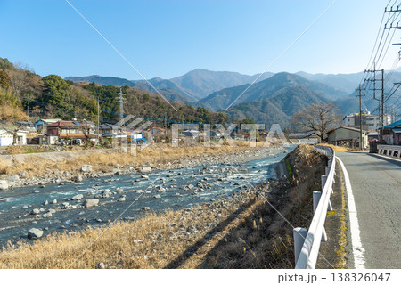 波木井川の風景 山梨県身延町 冬の川沿いの道と山並み 138326047