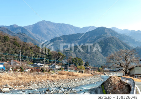 波木井川と冬の山脈 山梨県身延町 里山の風景 138326048