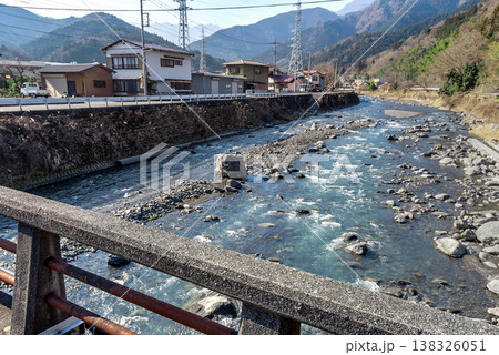 波木井川の冬の景観 山梨県身延町 川沿いの集落 138326051
