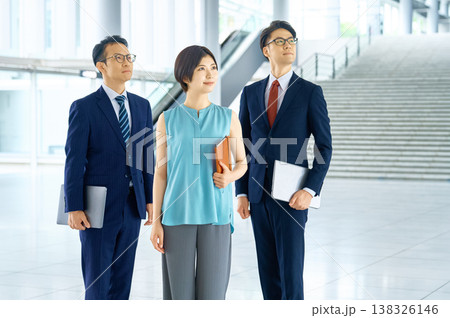 オフィスビルで未来を見据え立ち並ぶ日本人ビジネスチーム 138326146