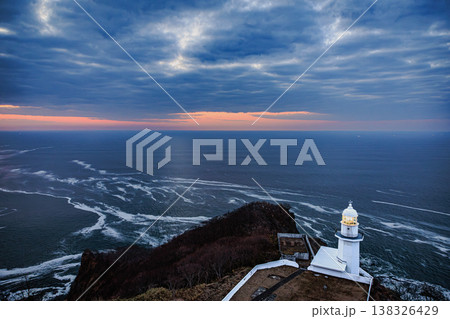 地球岬の夜明け前 灯台と荒れる海に広がる幻想的な空 地球岬の夜明け前 灯台と荒れる海に広がる幻想的な空 138326429