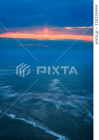 朝日に染まる海 地球岬から望む幻想的な日の出 138326444
