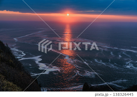 地球岬の朝日 海に伸びる光の道と静かな水平線 138326445