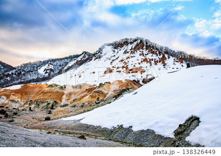 支配的な地形美 登別温泉地獄谷の雪と噴煙の風景 138326449