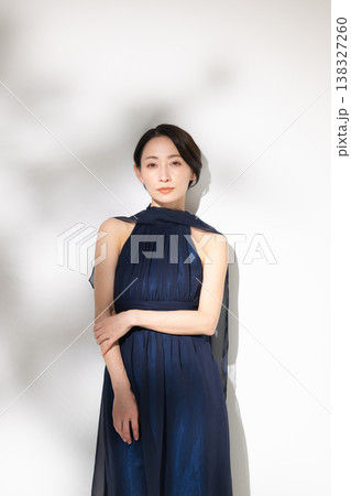 エレガントな女性 138327260