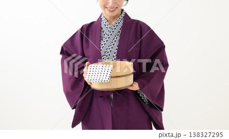 浴衣を着て桶を持つ女性 浴衣を着て桶を持つ女性 138327295