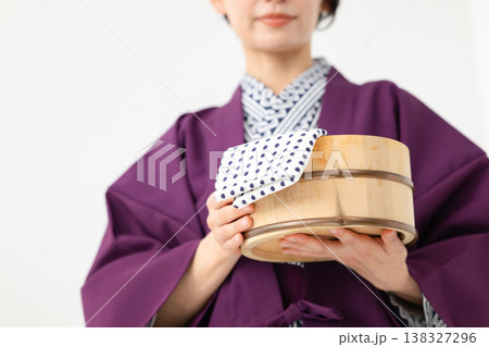 浴衣を着て桶を持つ女性 浴衣を着て桶を持つ女性 138327296
