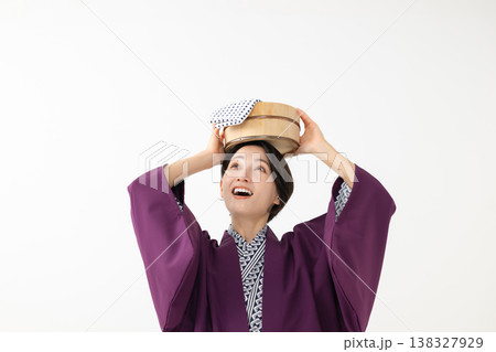 浴衣を着て桶を持つ女性 138327929