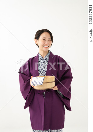 浴衣を着て桶を持つ女性 浴衣を着て桶を持つ女性 138327931