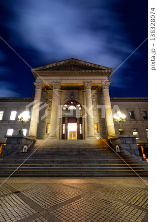 ライトアップされた夜の大阪府立中之島図書館 138328074
