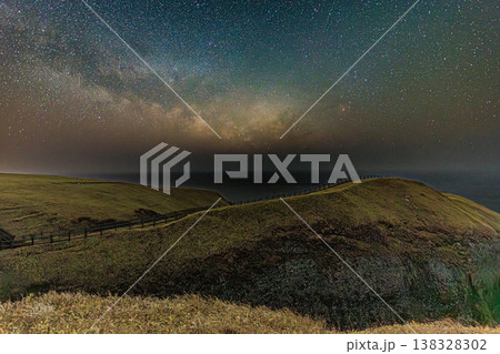 星空と海の風景 涙岬に広がる銀河 138328302