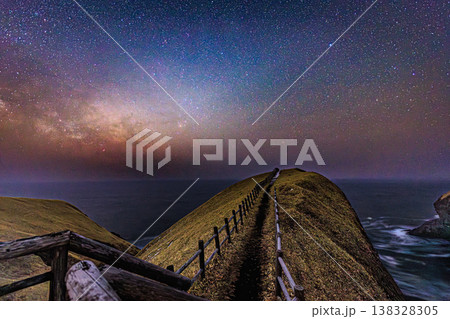天の川と岬のラインが美しい北海道の夜景 138328305