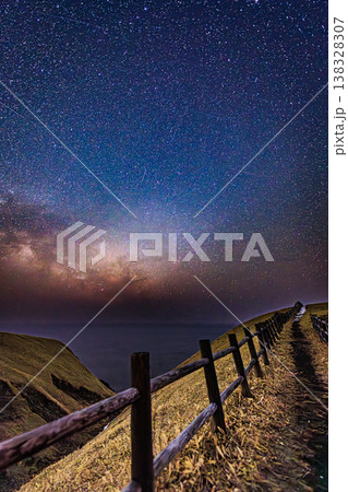 夜の涙岬 天の川と海が広がる幻想的な時間 夜の涙岬 天の川と海が広がる幻想的な時間 138328307