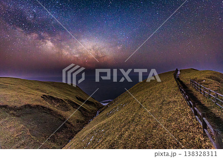 星空と岬のシルエット 涙岬の夜景 138328311