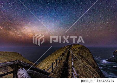 岬の上に広がる天の川 北海道の星空風景 138328313
