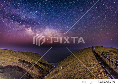 涙岬の夜空 銀河が広がる星景 138328319