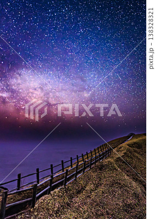星空に包まれる涙岬の夜景 138328321