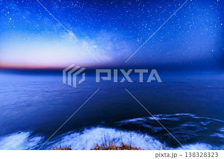 天の川と海の静寂 涙岬の夜景 138328323